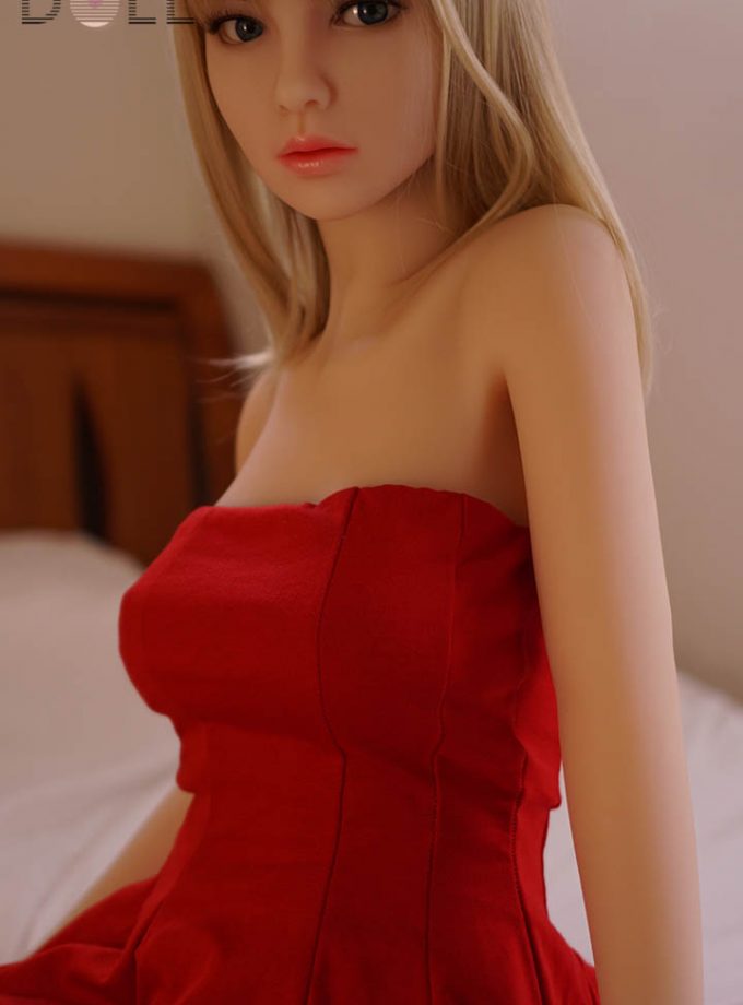 Doll House Natasha Blonde Face Visage Robe Rouge